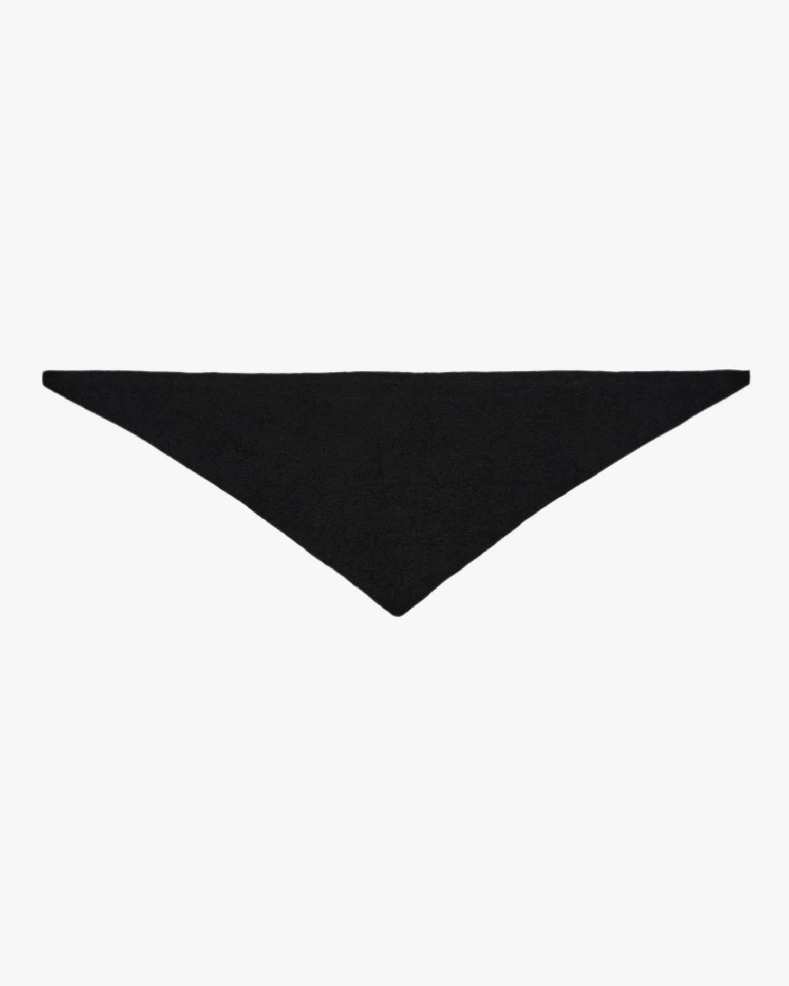 Triangle wool scarf in black - La Rue Copenhagen