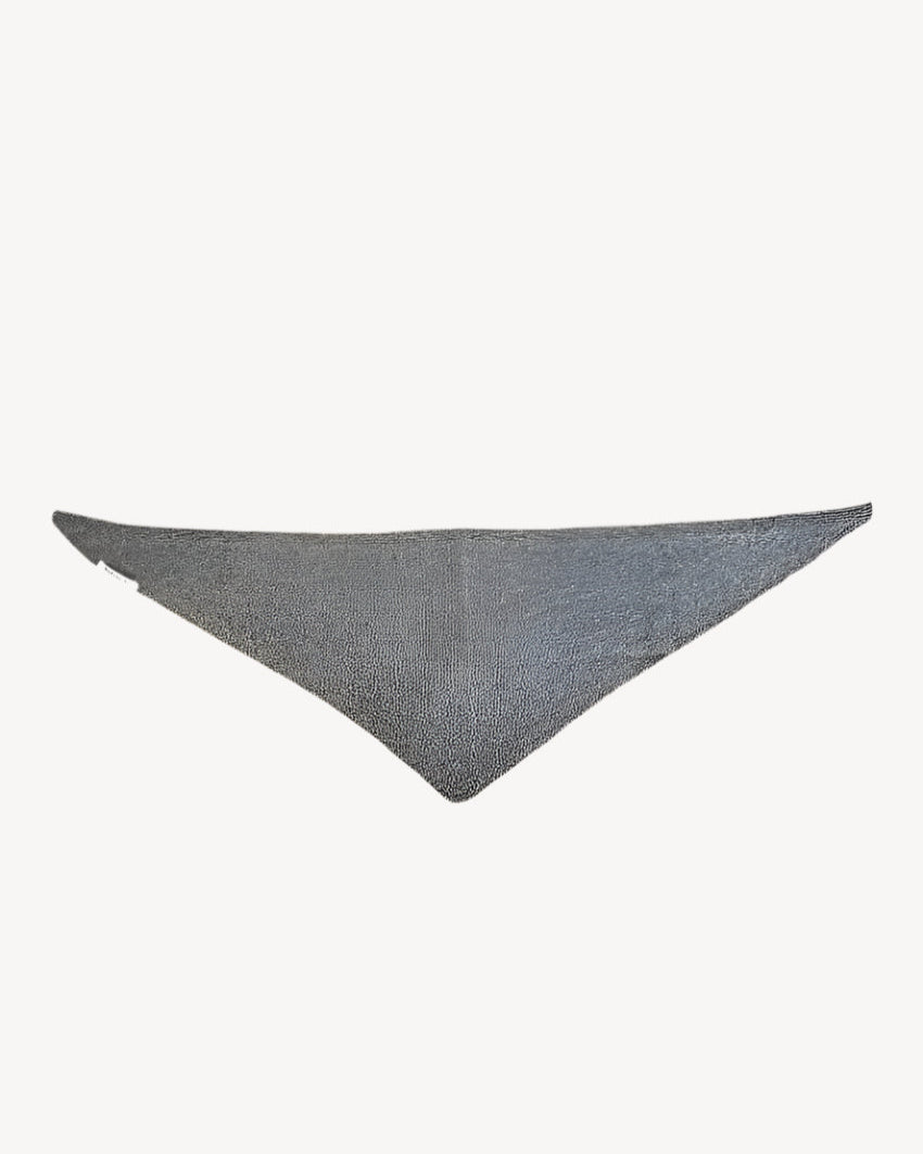 Triangle wool scarf in grey - La Rue Copenhagen